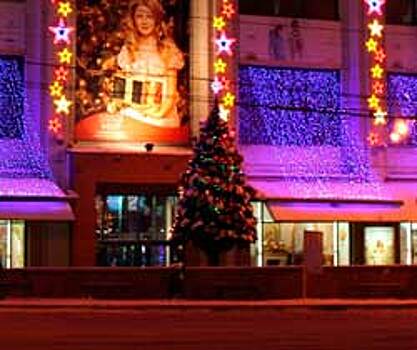 Первую в Челябинске уличную новогоднюю елку установили возле "Детского мира"