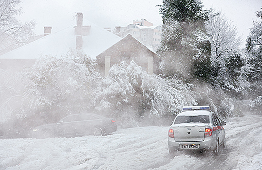 Жители юга России продолжают бороться с последствиями снежных бурь