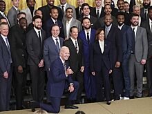 Президент США Джо Байден принял в Белом доме чемпионов НБА 2022 года, «Голден Стэйт Уорриорз», Стеф Карри, Камала Харрис
