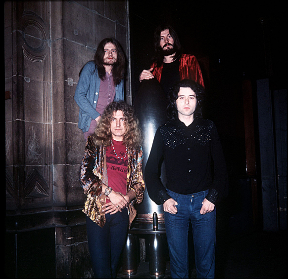 Led Zeppelin – британская рок-группа, образовавшаяся в сентябре 1968 года в Лондоне. Музыканты не стали повторять путь Beatles и создали собственное звучание, для которого были характерны утяжеленный гитарный драйв, оглушающее звучание ритм-секции и пронзительный вокал.  Впоследствии Led Zeppelin стали одной из ведущих групп тяжелого рока. Общемировой тираж альбомов коллектива превышает 300 миллионов копий