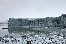 В Исландии туристов чуть не смыло в океан