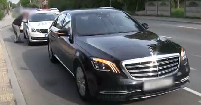 Полицейские разыскали водителя, посадившего 5-летнего сына за руль Mercedes