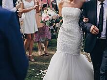 В сети возмутились нарядом гостьи на свадьбе