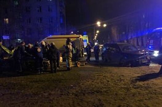 На Караваевской улице столкнулись автомобиль такси и внедорожник