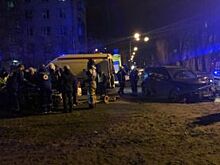 На Караваевской улице столкнулись автомобиль такси и внедорожник