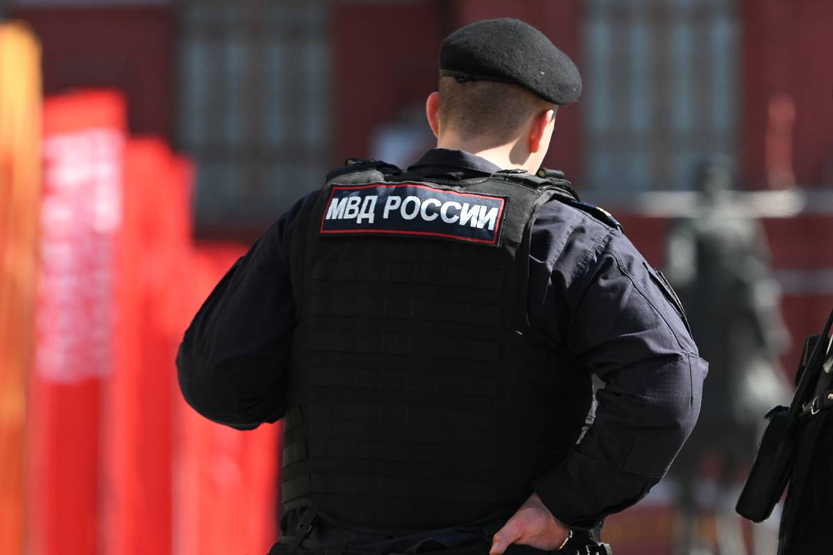 Полицейский потребовал взятку у прятавшегося в России иностранного преступника