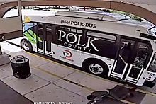 Полиция Флориды начала поиски ударившего головой автобус пассажира