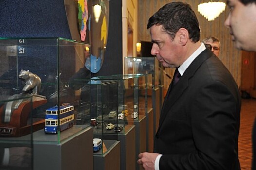 Дмитрий Миронов посетил выставку, посвященную юбилею выпуска ярославского двухэтажного троллейбуса