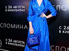 Самбурская пришла на премьеру «Воспоминаний» в сапфировом платье, а Хакамада — в total black