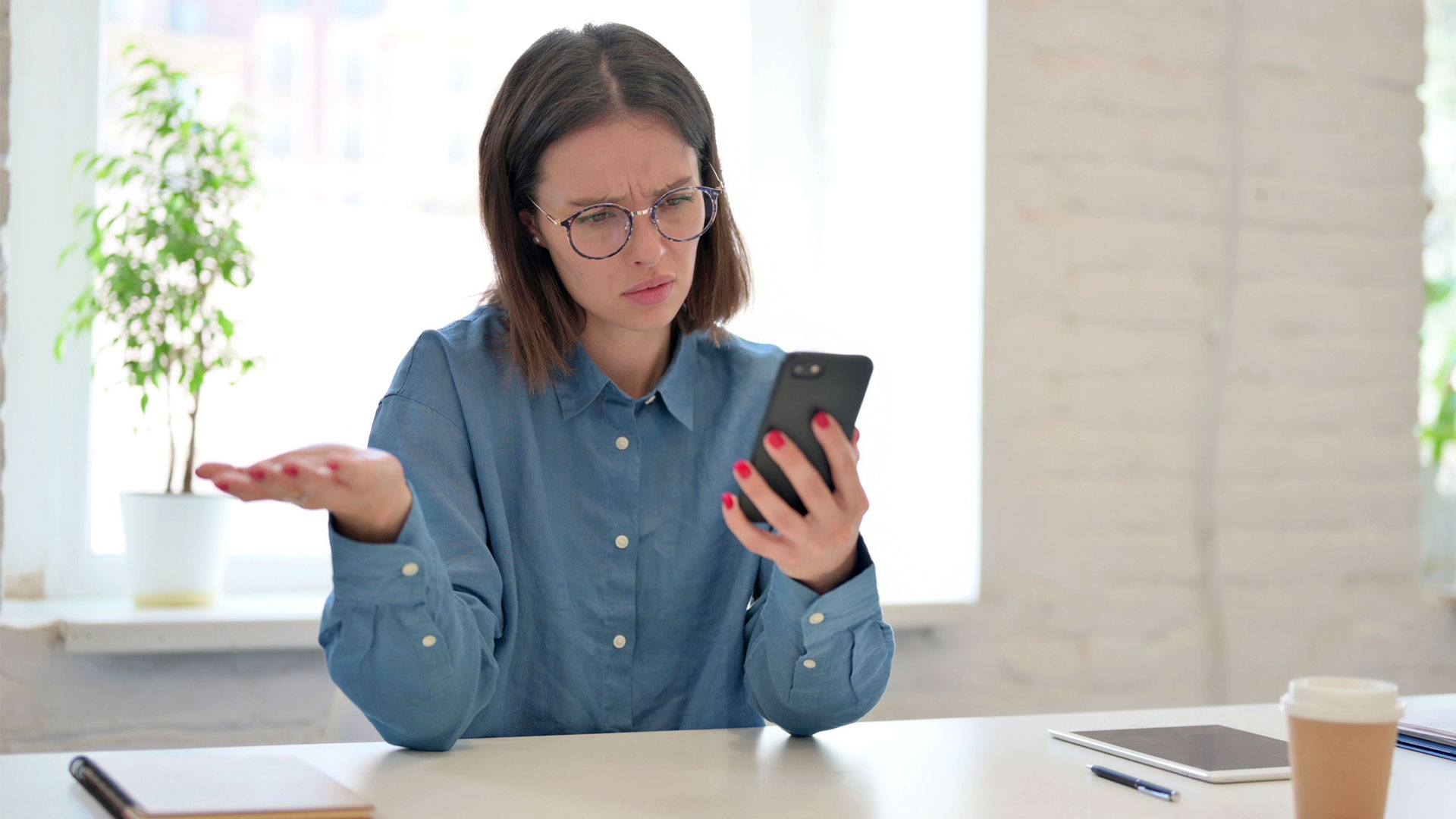 Почему банк блокирует перевод в 2026 году: причины и что делать