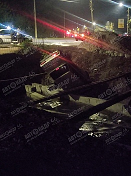 В Курске автомобиль упал в Теплый канал на проспекте Ленинского Комсомола