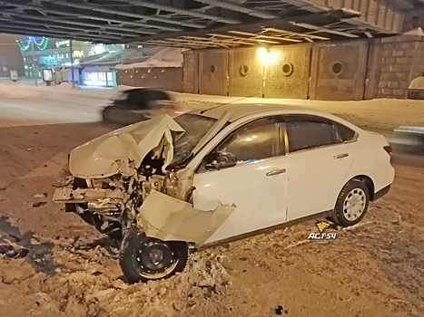 На Красном проспекте легковушка врезалась в опору железнодорожного моста: водителя увезли на скорой