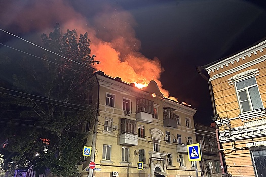 На крыше жилого дома в Ростове-на-Дону произошел пожар после падения БПЛА