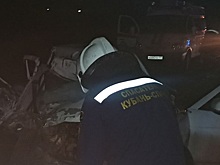 Спасатели из Армавира оказали помощь пострадавшим в ДТП на трассе