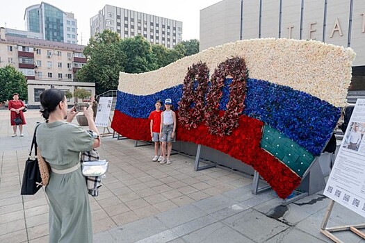 Огромный флаг России из 10 тысяч роз собрали на Главной городской площади Краснодара