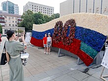 Огромный флаг России из 10 тысяч роз собрали на Главной городской площади Краснодара