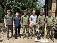 Военнослужащие подарили Шапше ракету-носитель, сделанную из гильзы