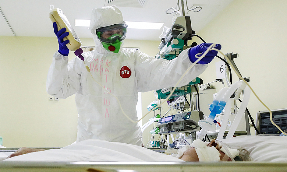 Медсестра с пациентом в реанимации стационарного подразделения центральной клинической больницы "РЖД-Медицина" на Волоколамском шоссе, где оказывают помощь пациентам с коронавирусной инфекцией, 2020 год