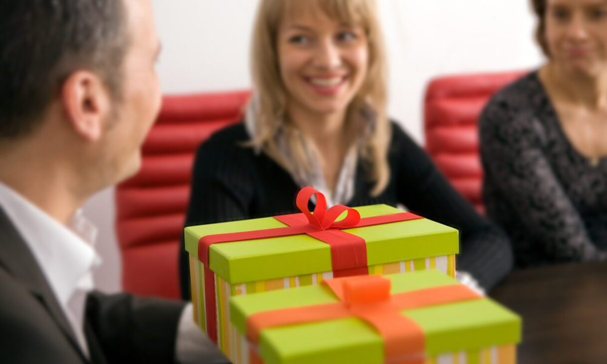 Forchino статуэтки. Памятный подарок коллеге при увольнении. Что дарить директору на день рождения. Подарок от коллектива на память. Что можно подарить директор женщина.