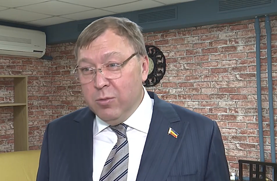 Александр Ищенко посетил учебную квартиру для детей-инвалидов в Ростове
