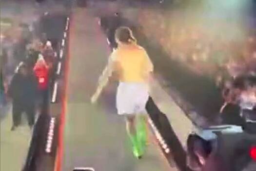 Рэпер Lil Pump упал в ограждение во время прыжка на руки фанатам