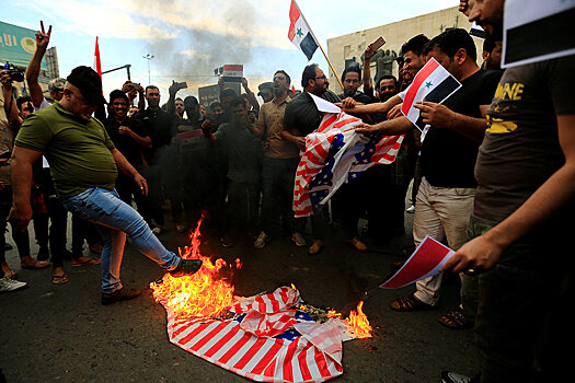 В Ираке демонстранты в знак протеста сожгли флаги США