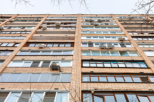 Годовалый ребенок выпал из окна пятого этажа в Москве