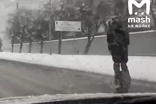 Мужчина на моноколесе разогнался на заснеженной дороге до 70 км/час