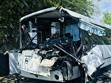 В Сочи на мокрой трассе столкнулись рейсовый автобус и грузовик