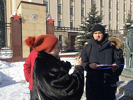 "На фига сегодняшняя власть?": митинг оставшихся без жилья офицеров