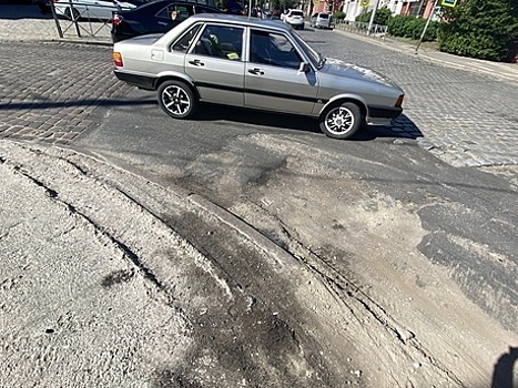 На ул. Радищева в Калининграде через неделю после ремонта на дороге снова образовалась яма