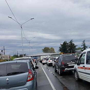 На границе с Абхазией пассажирский трафик в сутки достиг 40 тысяч человек и превысил 7,7 тысячи транспортных средств