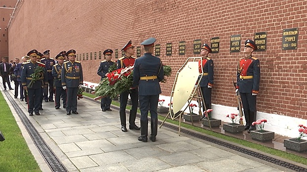 Замминистра обороны РФ Булгаков почтил память генерала Хрулева и маршала Баграмяна