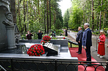 Андрей Травников возложил цветы к памятнику основателю Новосибирска в День города