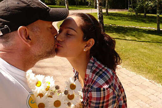 Борющийся с афазией Брюс Уиллис целуется с молодой женой на новом фото