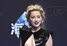 Смело! Эмбер Херд показала Китаю «Аквамена» и идеальный пресс в сияющем мини-платье с гигантским вырезом