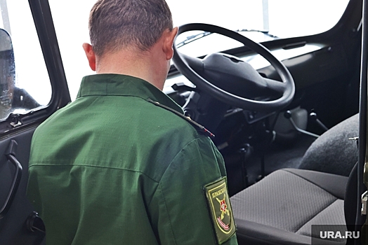 Челябинским бойцам СВО передали внедорожники и медцентр на колесах