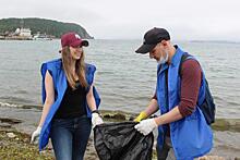 Волонтеры вышли на очистку морского побережья во Владивостоке