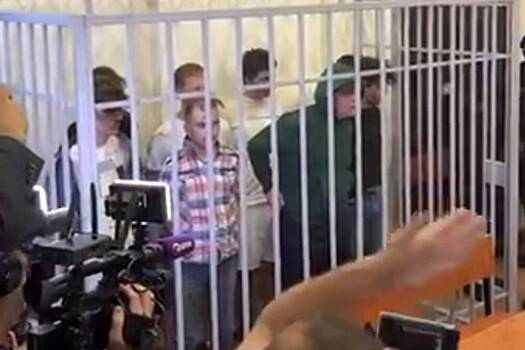 Задержанные в Азербайджане российские журналисты встретились с родными