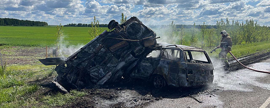 В Белгородской области две легковушки загорелись после столкновения, четыре человека погибли