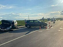 Под Полесском лоб в лоб столкнулись два автомобиля