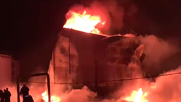 Очевидцы сообщили о пожаре на нефтяной базе в Гудермесе