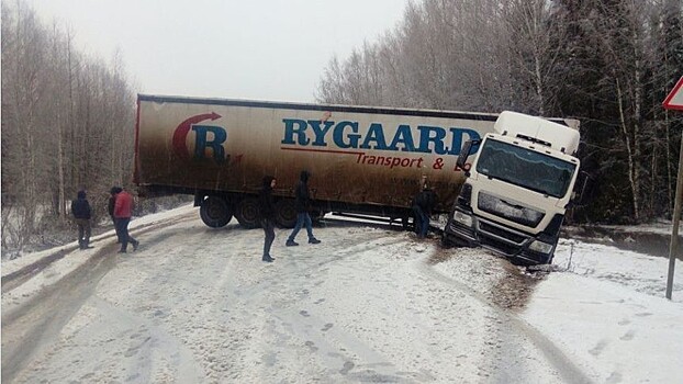На границе Куменского и Сунского районов развернуло многотонную фуру