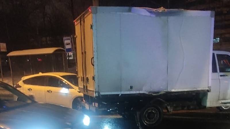 Фургон УАЗ врезался в столб на Торфяной дороге в Петербурге