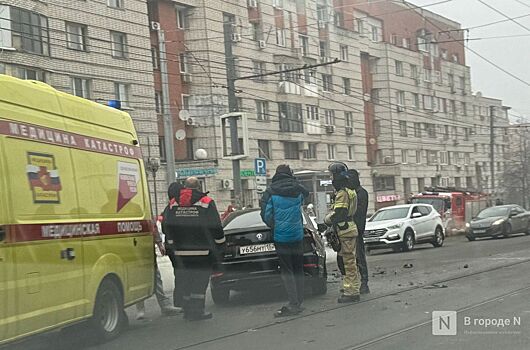 ДТП случилось около ТЦ «Этажи» в Нижнем Новгороде