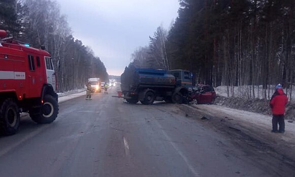 Под Новосибирском в ДТП с грузовиком погибли два человека