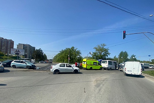 В Новосибирске нетрезвый водитель без прав врезался в маршрутку