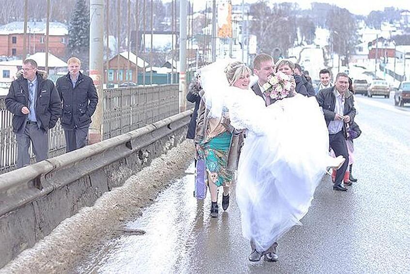 Самая важная часть свадьбы — это прогулка молодоженов.