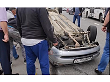 В Сочи трактор "в прямом эфире" перевернул легковушку на крышу