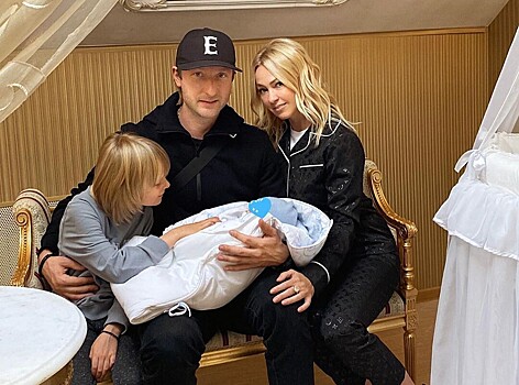 Семья Евгения Плющенко отмечает 4 месяца со дня рождения младшего сына